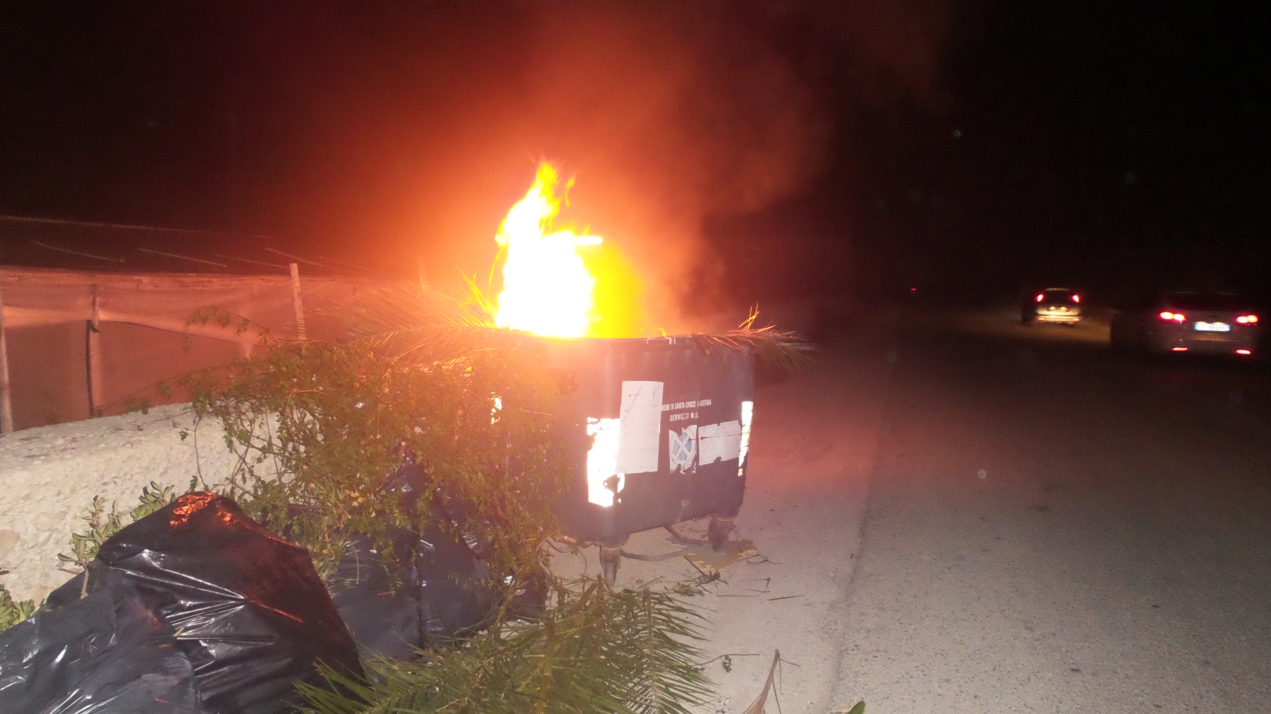  Incendiato un cassonetto sulla Punta Secca-Punta Braccetto, Fare Ambiente: “Basta con l’inciviltà”