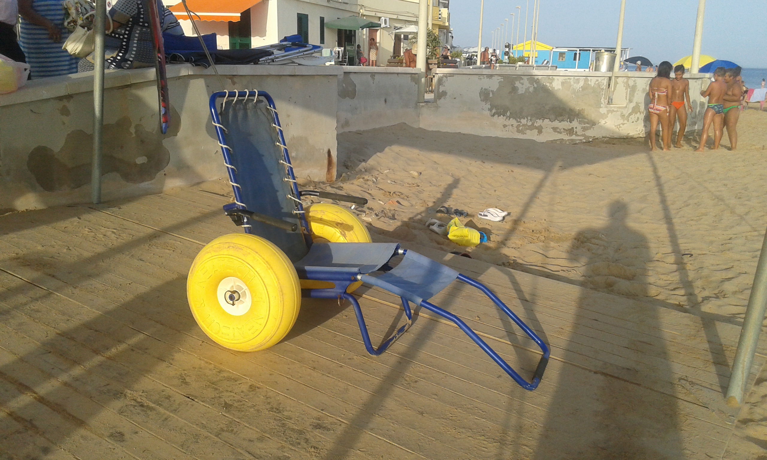  P.Secca, la sedia J.O.B. ricompare nella spiaggia antistante piazza Faro: la foto pubblicata dal comune
