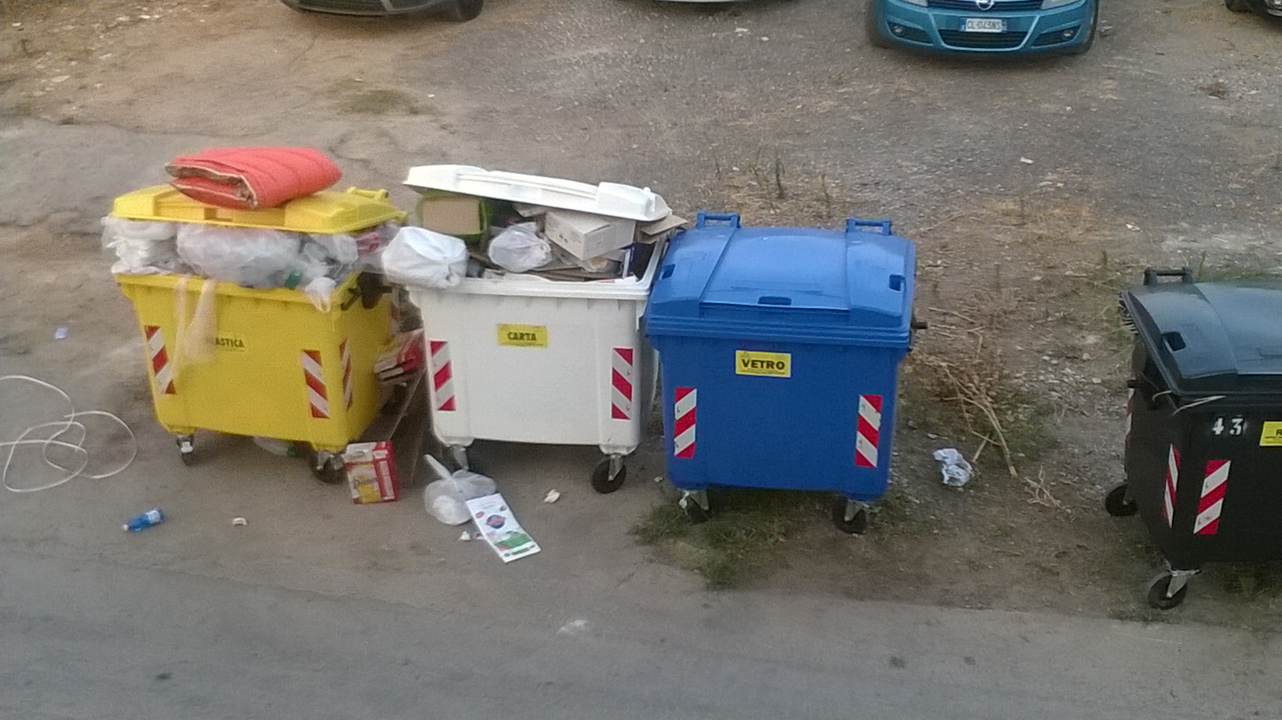  Casuzze, in via del Biancospino torna l’incubo rifiuti: “Svuotano i cassonetti dopo sei giorni…”