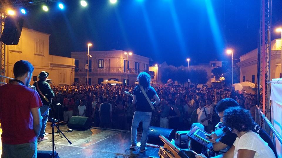  Punta Secca ombelico del mondo: un fiume di gente invade il borgo marinaro per la Notte Bianca FOTO