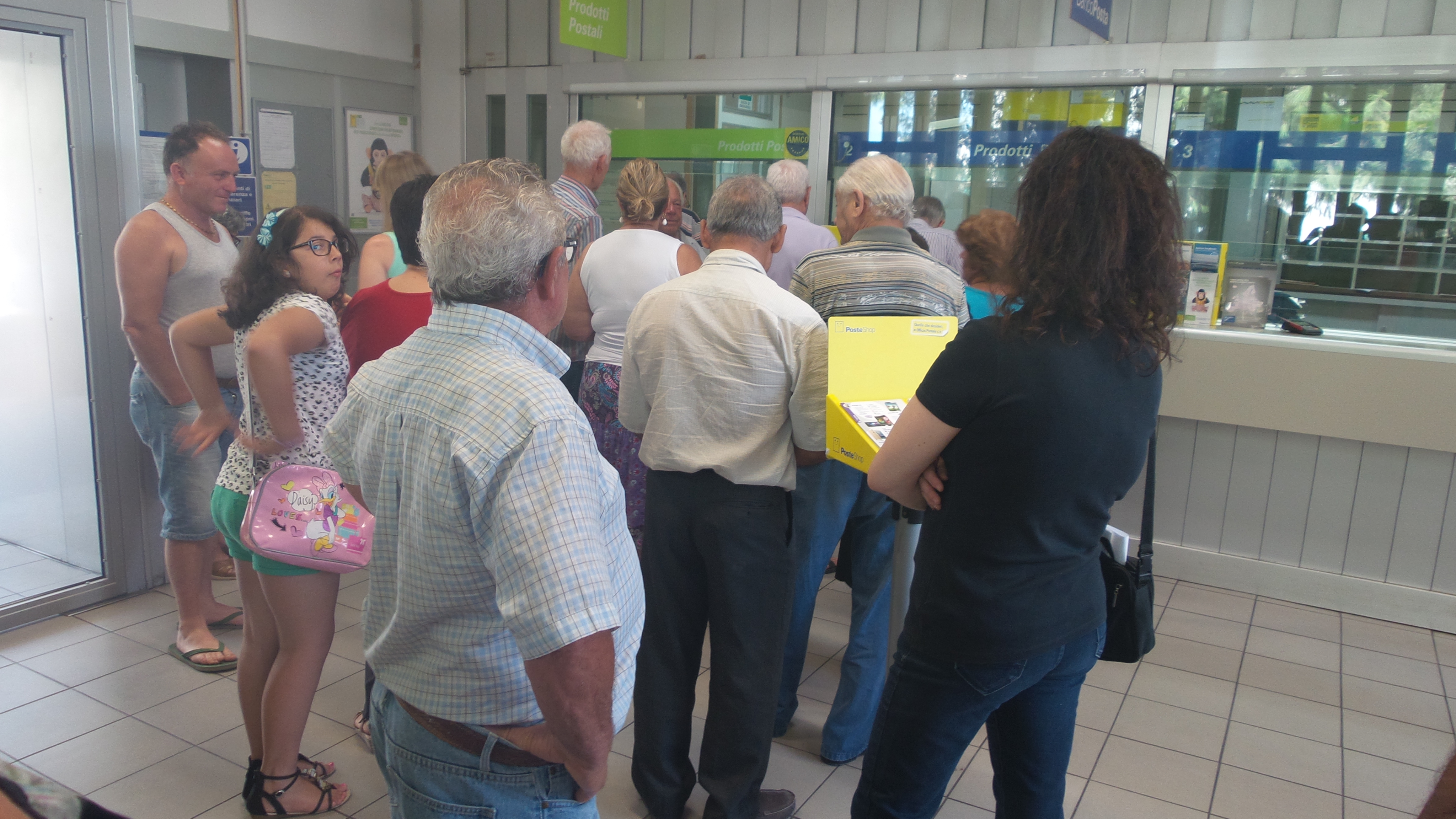  Proteste e lunghe file all’Ufficio postale di Santa Croce: “Troppo pochi due sportelli per tutti…”