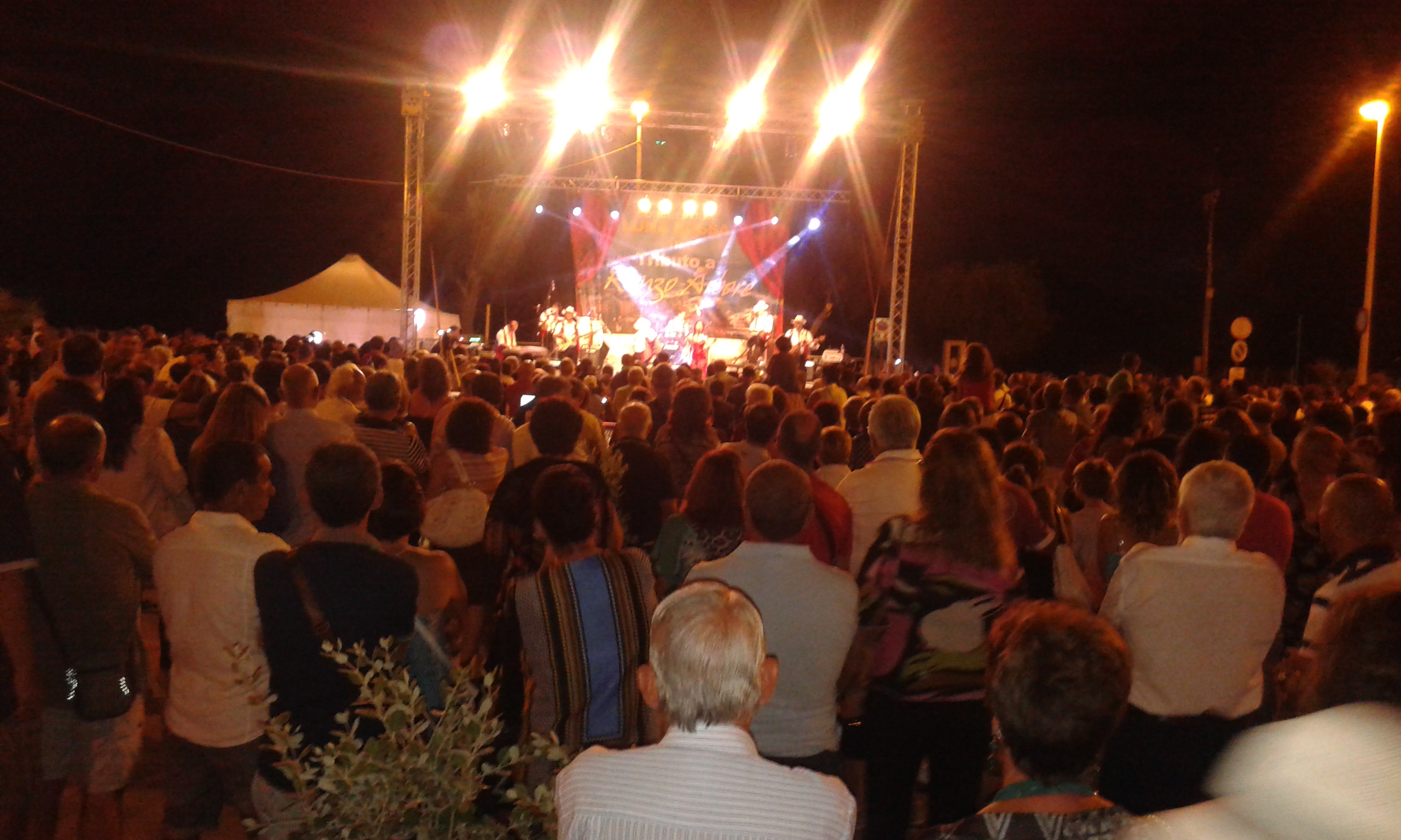  L’orchestra Luna Rossa infiamma Punta Secca con il tributo a Renzo Arbore: piazza Faro si scatena