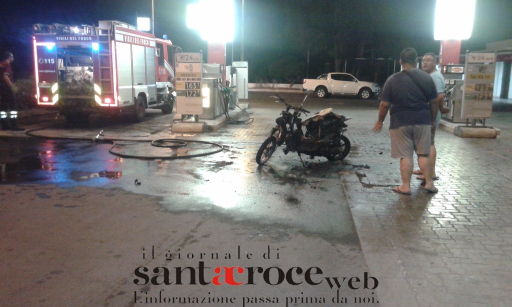  Santa Croce, moto in fiamme dopo un pieno di benzina: evitata l’esplosione, illeso il conducente