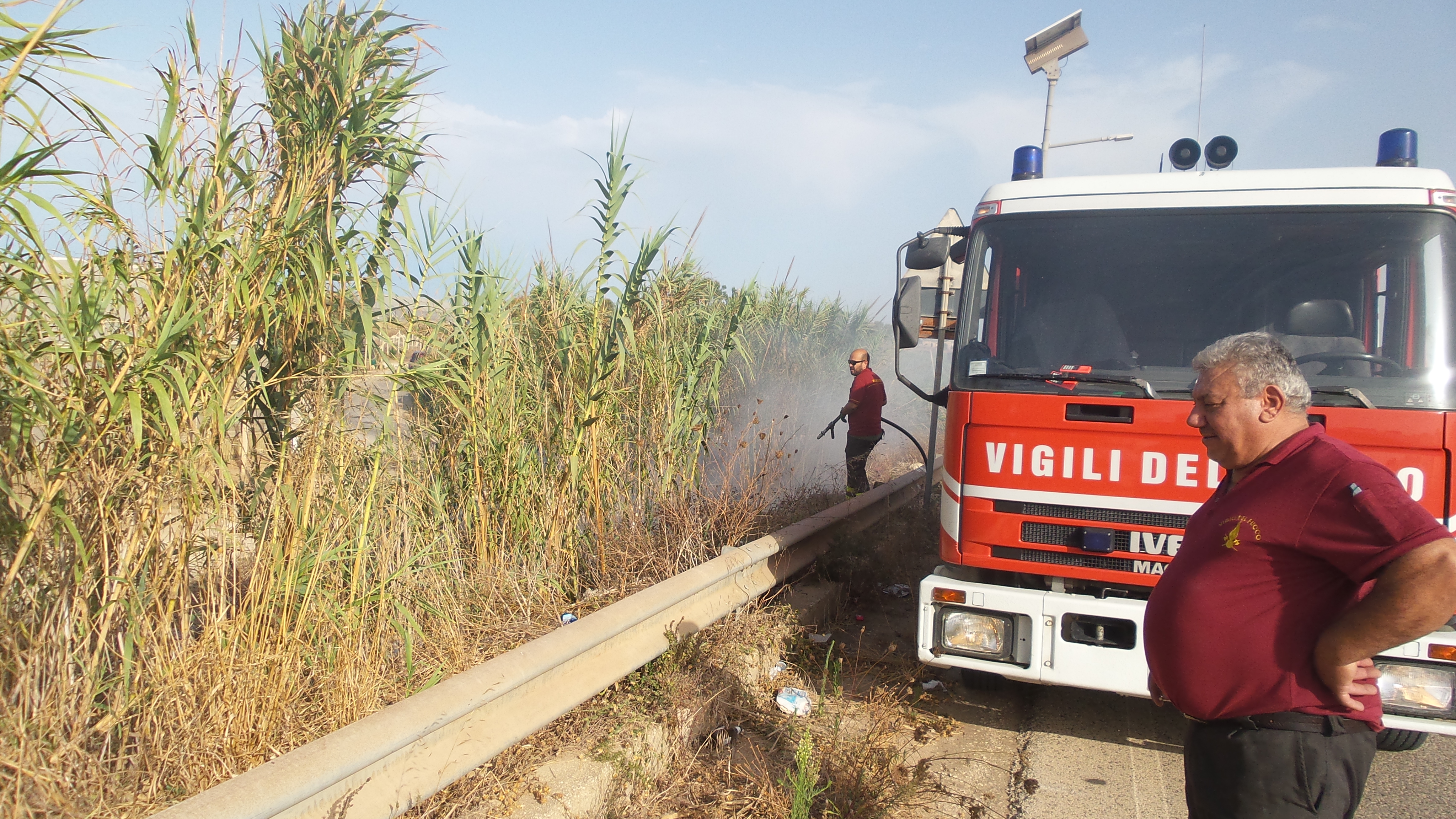  Incendi a Torre di Mezzo, intervento dei vigili del fuoco. Fare Ambiente invita a una maggiore attenzione