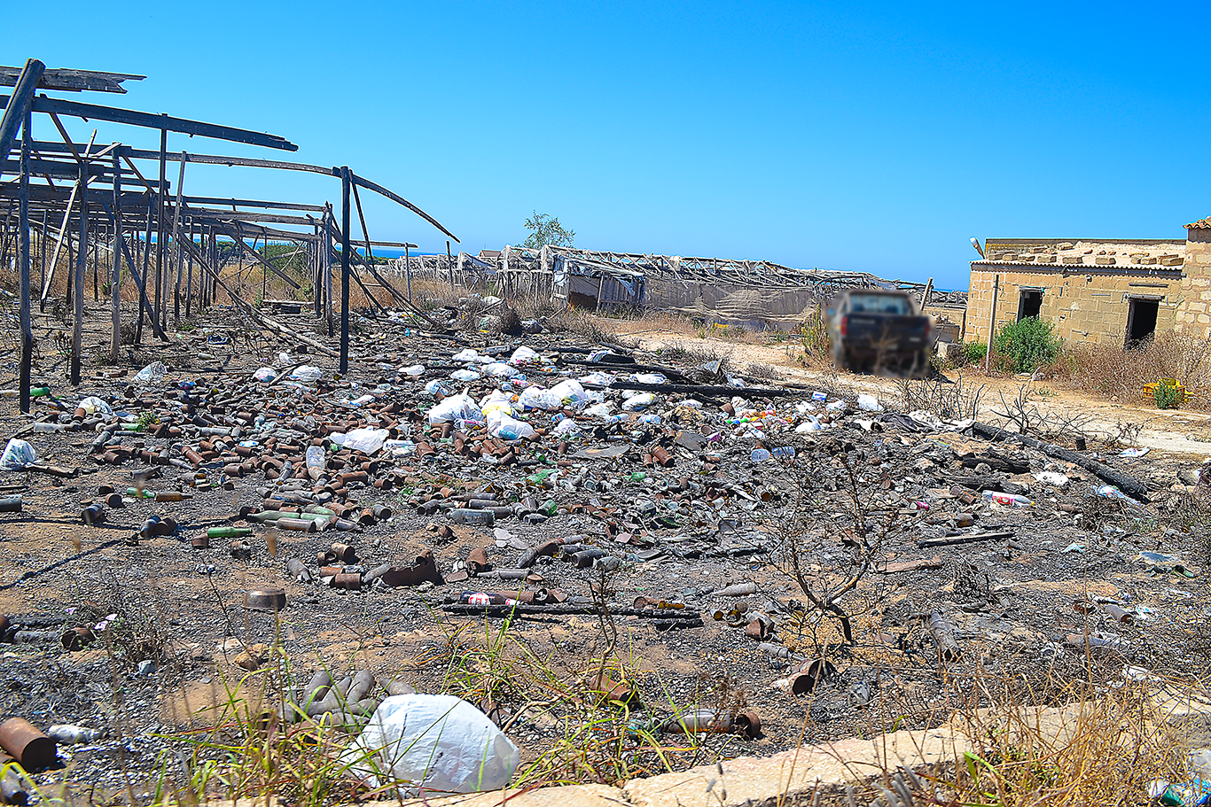  Torre di Mezzo, i rifiuti deturpano l’ambiente. Lettera di un turista: “Occupatevi dell’ordinario”