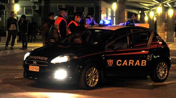  Incidente in via Trieste: scooterista senza casco si schianta su un’auto