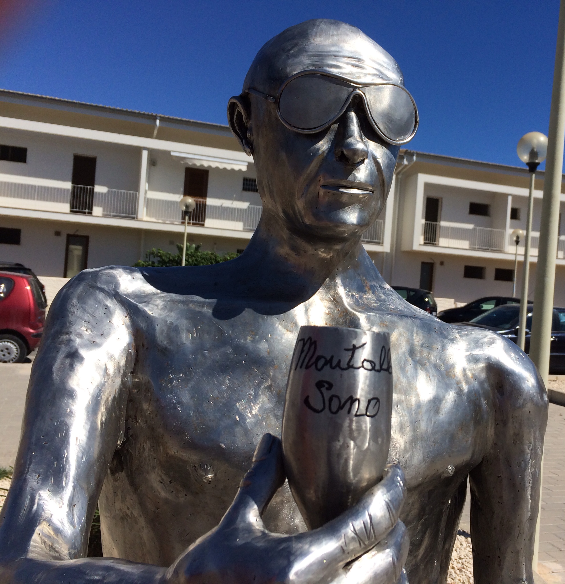  Montalbano sono! Sulla statua della discordia compare anche l'”autografo” del commissario