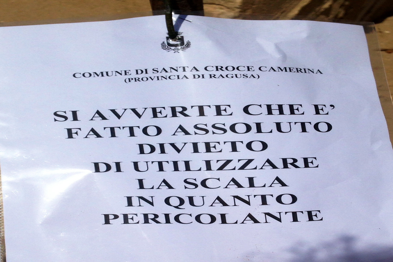  Caucana, spunta il divieto per l’utilizzo di una scala pericolante: i villeggianti si arrabbiano