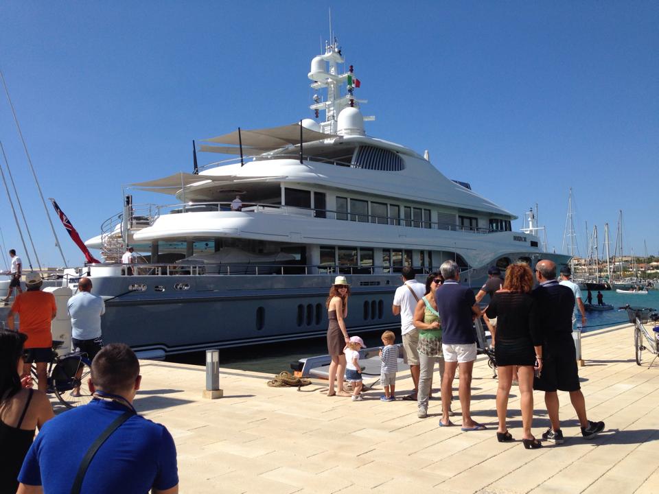  Attracca a Marina di Ragusa uno degli yacht più grandi al mondo: americani in visita ai nostri luoghi