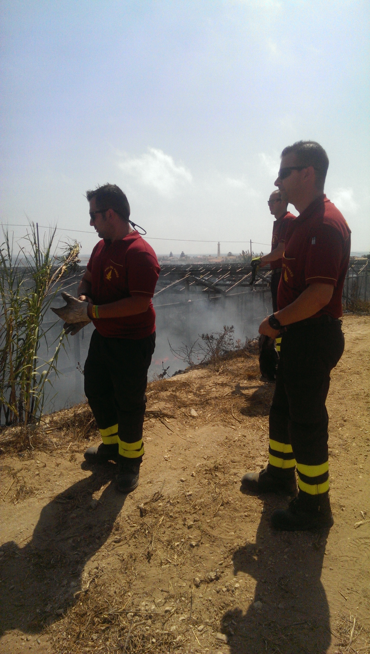  I vigili del fuoco domano vasto incendio sulla S.Croce-P.Secca: distrutti 10mila mq di serre