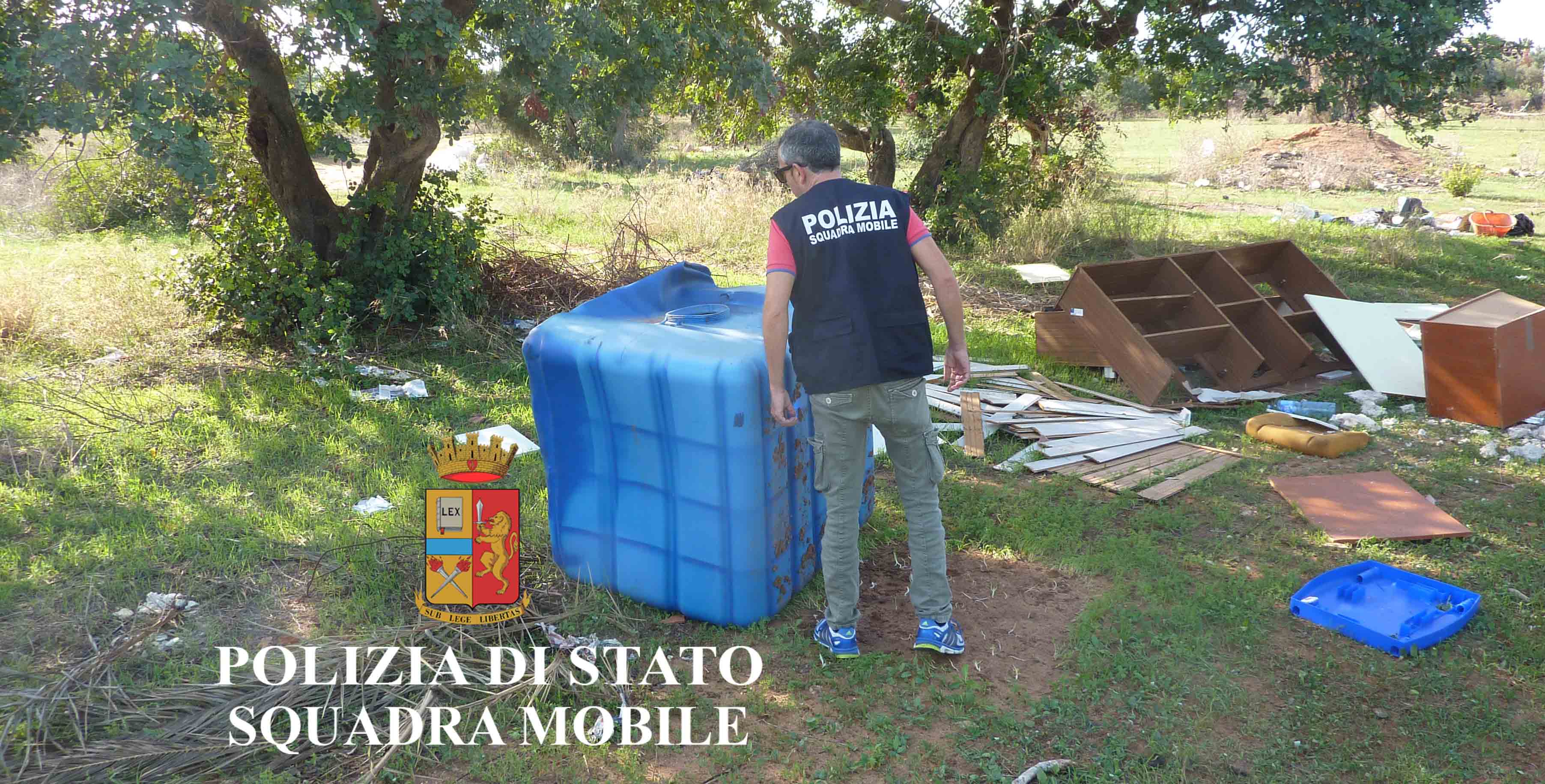  La Polizia scopre una discarica a cielo aperto fra i comuni di Ragusa e Santa Croce: scatta una denuncia