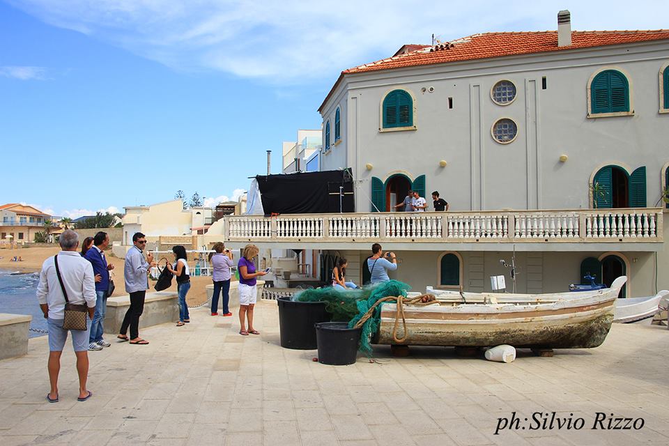  Scenografia pronta a Punta Secca per il “Giovane Montalbano”: via alle riprese con Michele Riondino