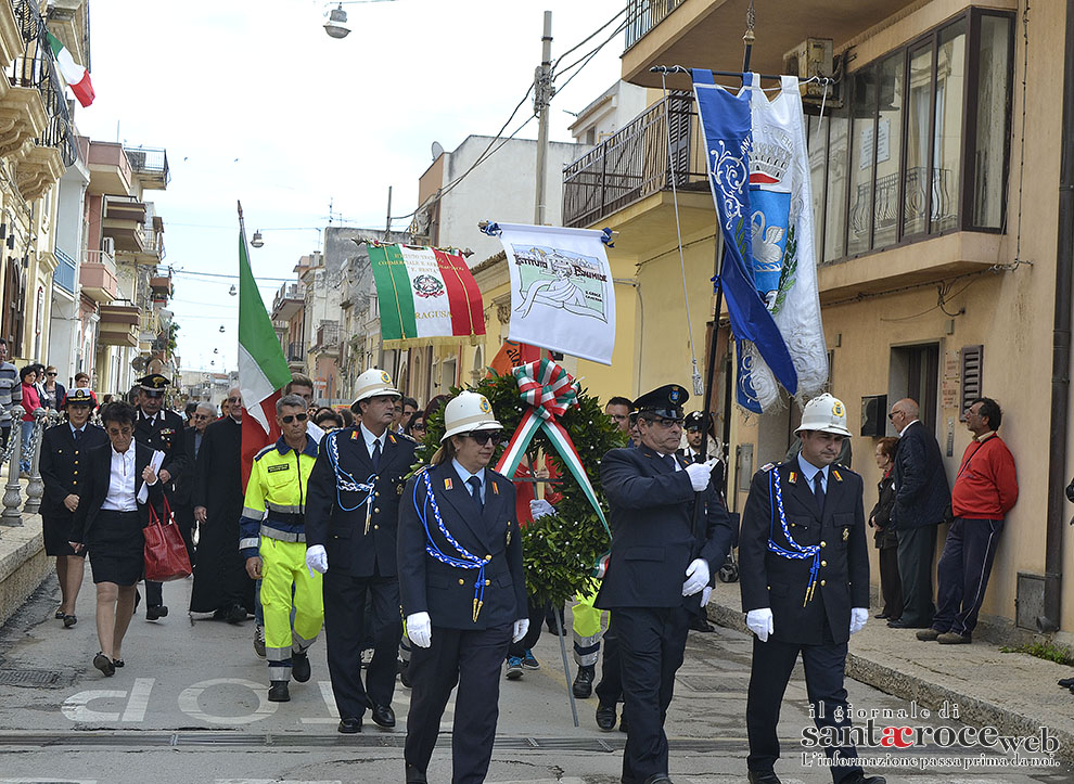  La celebrazione del 4 novembre lungo le vie del paese. E i ragazzi delle scuole cantano l’inno FOTO