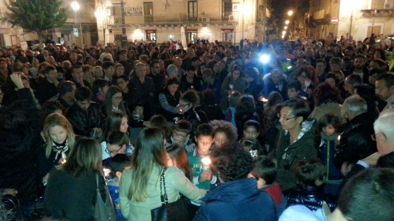  La gente si stringe alla famiglia di Loris con una fiaccolata VIDEO