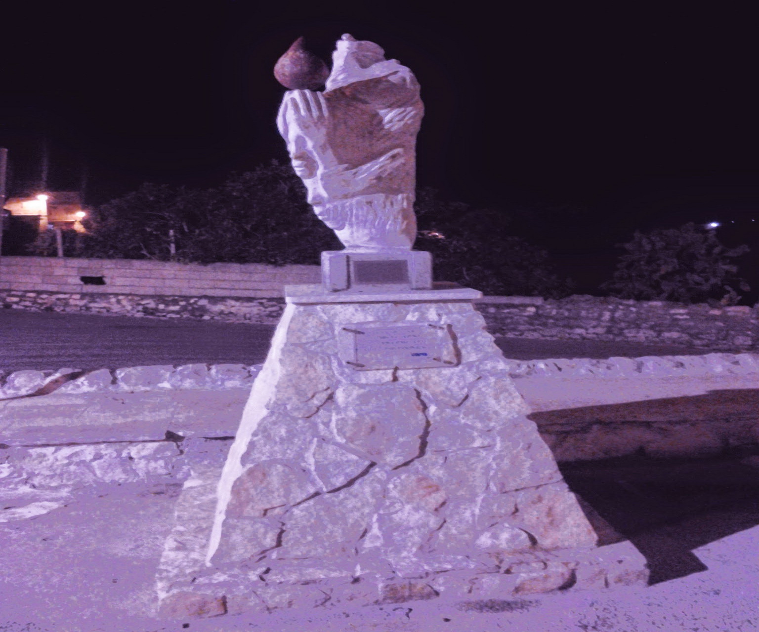  Santa Croce, la statua dell’Avis si illumina di viola: è la “Giornata mondiale della prematurità”