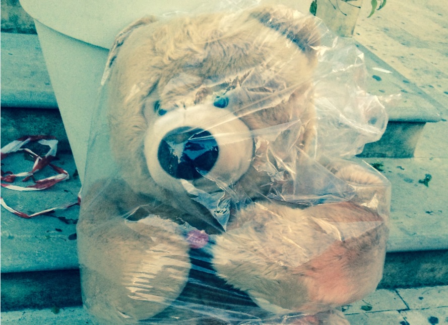  Un grande orso di peluche sulla tomba di Loris: il regalo di 150 santacrocesi