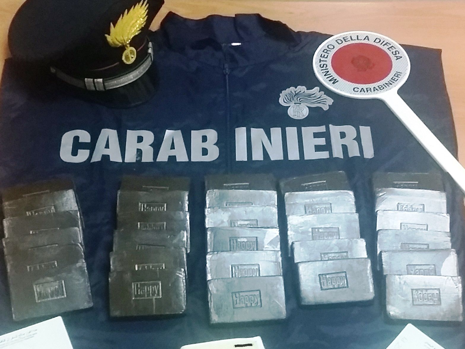  Di giorno lavorano, di notte spacciano: fermati tre tunisini con 3 kg di droga