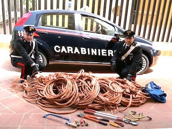  Ladri messi in fuga dai carabinieri: provavano a rubare dei cavi elettrici