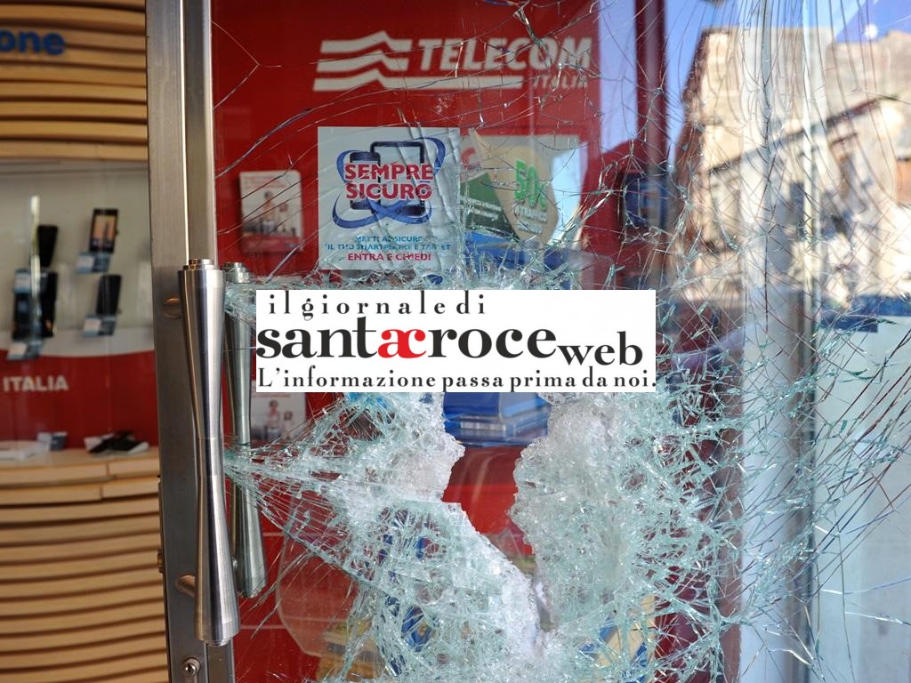  Modica – Altro furto nel centro cittadino. Sfondata vetrina di un centro Tim, rubati Iphone e Tablet