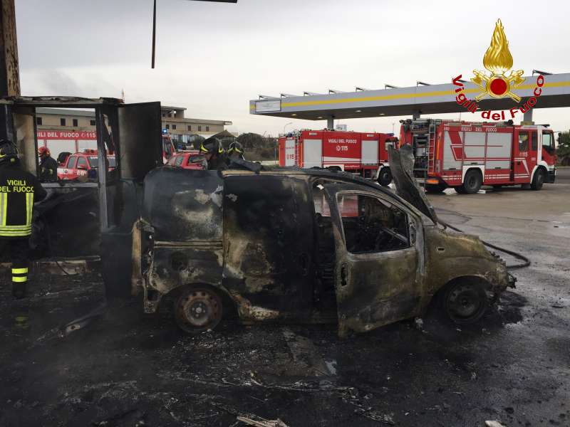  Ragusa – Un’auto è esplosa stamane in un rifornimento sulla RG-CT. Non ci sono feriti