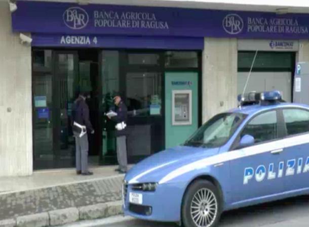  Pedalino – Rapina alla filiale Bapr. Tre malviventi armati di taglierino rubano 3500 euro