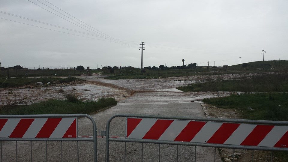  Continua il maltempo: esonda il torrente Petraro, chiusa una strada
