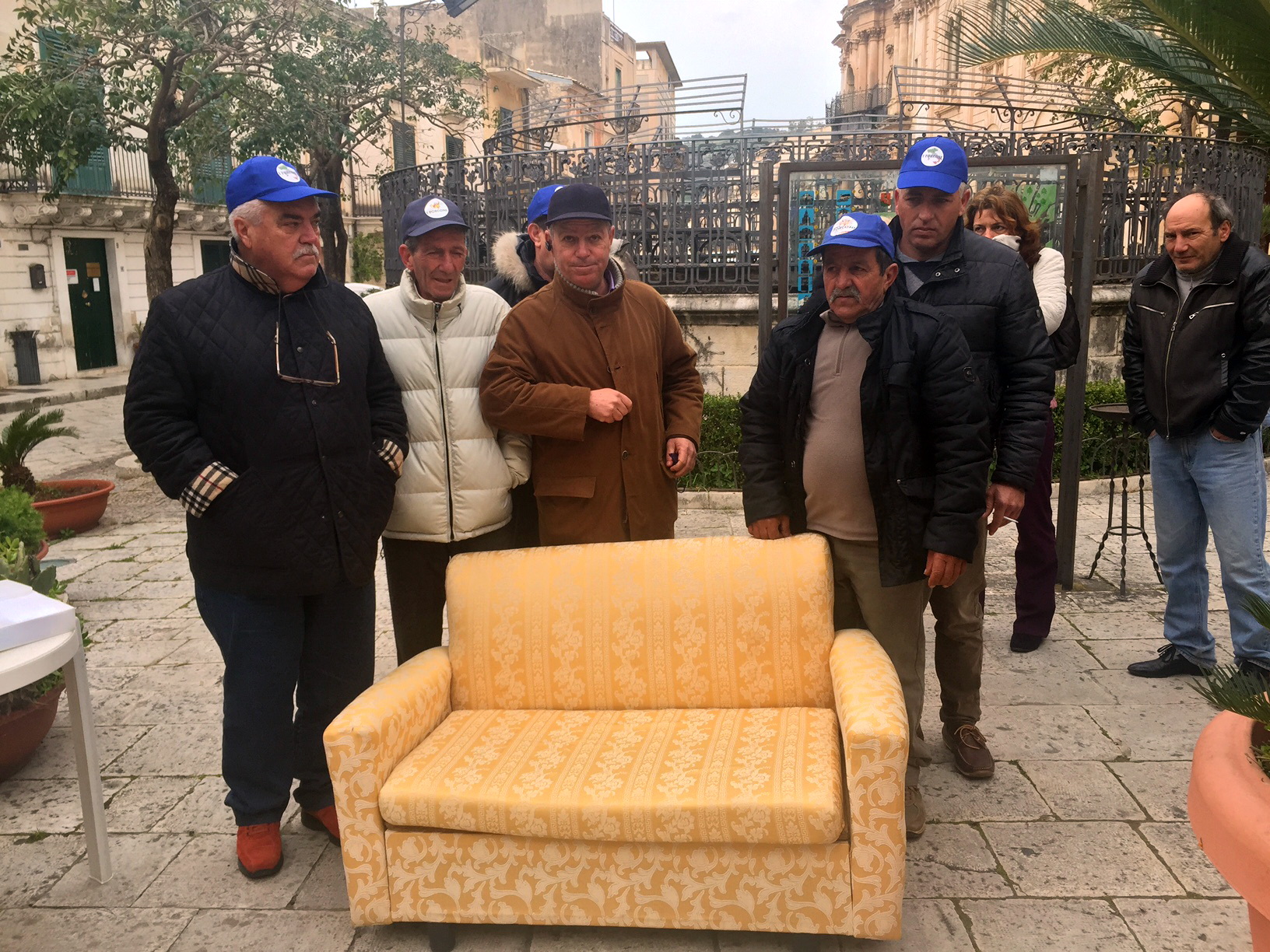  Scicli – Riceve lo sfratto e porta i mobili in piazza davanti al municipio: la protesta di un imprenditore agricolo