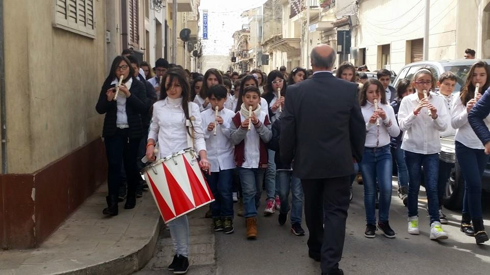  Il corteo dei ragazzi e l’emozione delle Cene: S.Croce celebra il patrono VIDEO