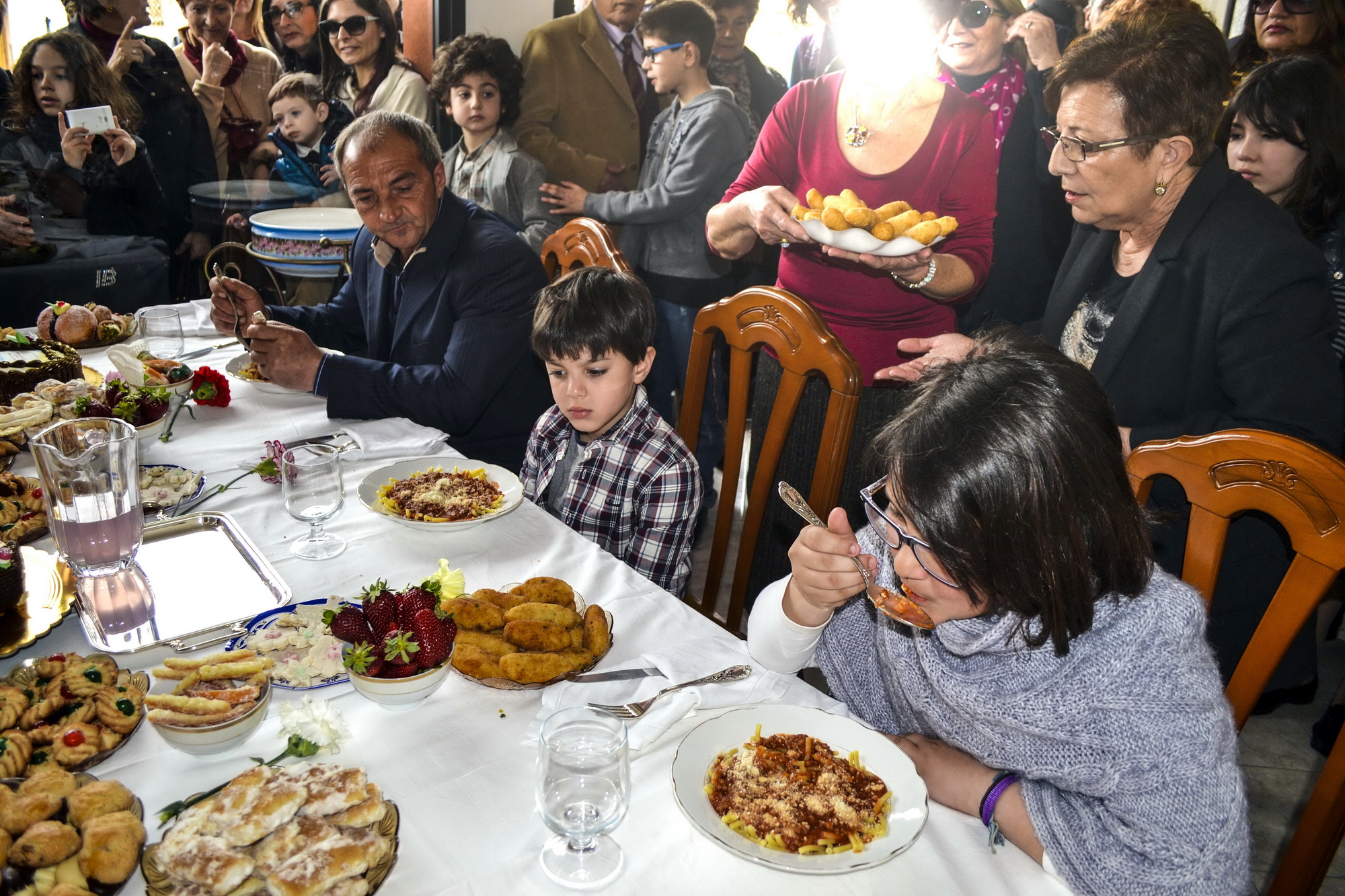  La Cena è pronta, la pasta non si vede: gli anziani restano a digiuno