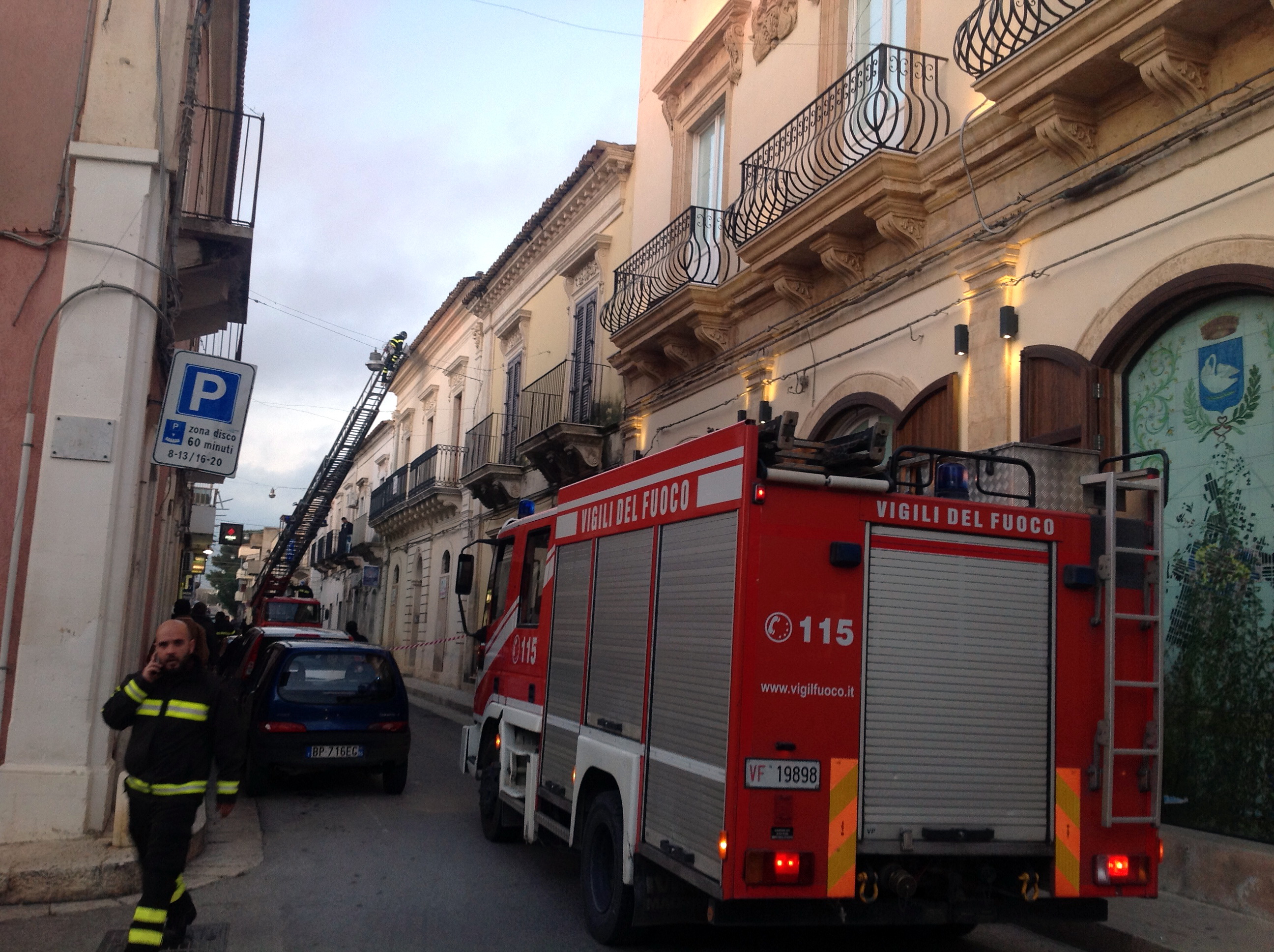  Tegole pericolanti sul tetto di palazzo Iacono: intervento dei pompieri FOTO