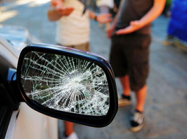  Truffa dello specchietto: Alfa Romeo sospetta con a bordo due uomini