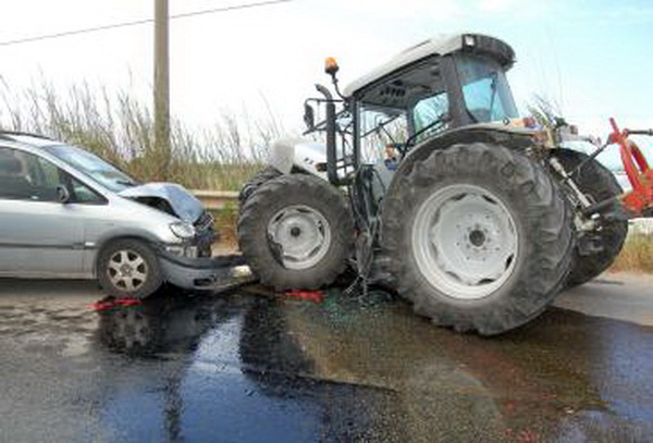  Donnalucata – Auto si schianta contro un trattore in Contrada Arizza. Tre feriti tra cui un bambino