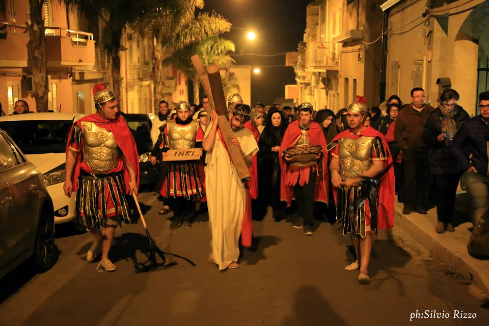  I giovani dell’Azione Cattolica mettono in scena la Via Crucis FOTOGALLERY