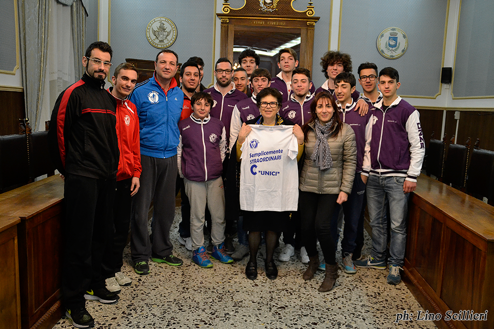  Basket, la Vigor ricevuta in comune: maglia celebrativa per il sindaco FOTO