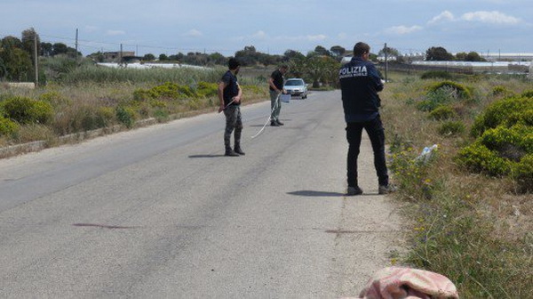  Scoglitti – Aggredito e ucciso un bracciante romeno, trovato dalla moglie con la testa fracassata sulla strada