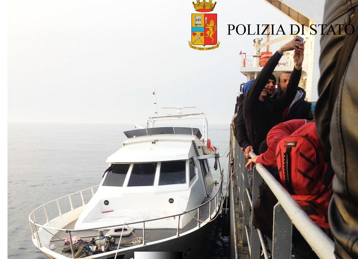  Pozzallo, selfie coi migranti a bordo di uno yacht: arrestati tre scafisti