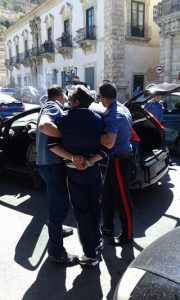1432287263-1-incendia-auto-carabinieri-in-pieno-giorno-arrestato[1]