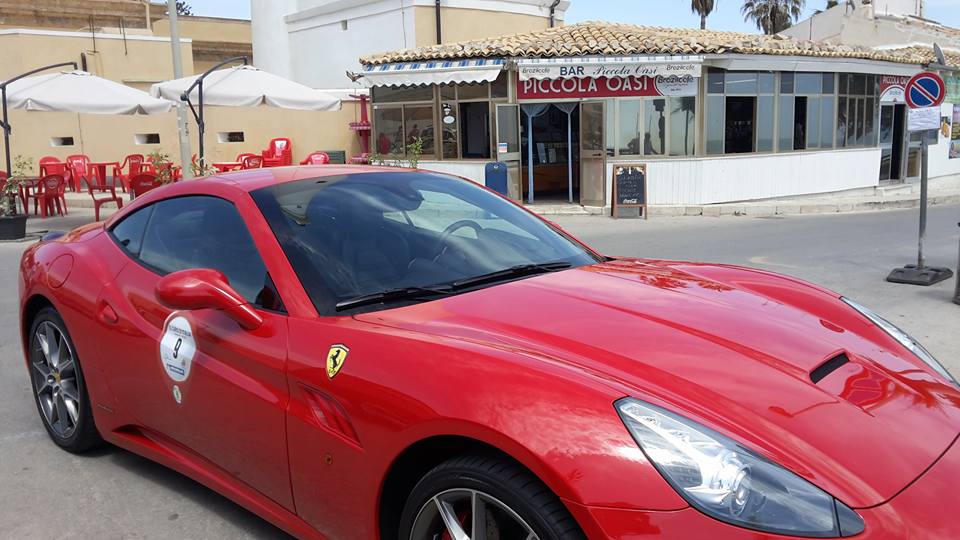  Sfilata di Ferrari a Punta Secca in piazza Faro: la fotogallery esclusiva