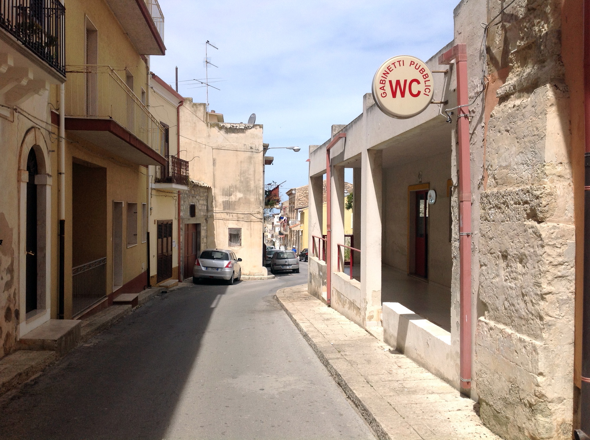  Bagni pubblici, la denuncia di un cittadino: “A S.Croce totale degrado” FOTO