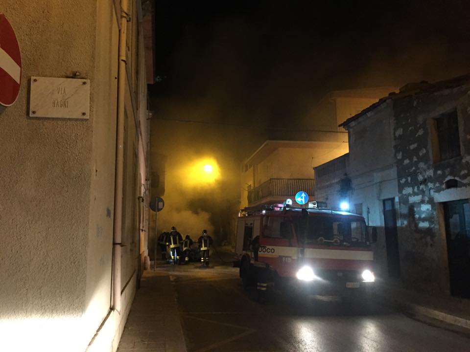  Macchina in fiamme in via Castel Sant’Elena: intervento dei pompieri