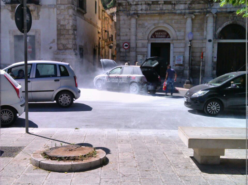  Scicli – Incendia auto carabinieri con una bottiglia di alcool in pieno giorno, arrestato uno psicolabile