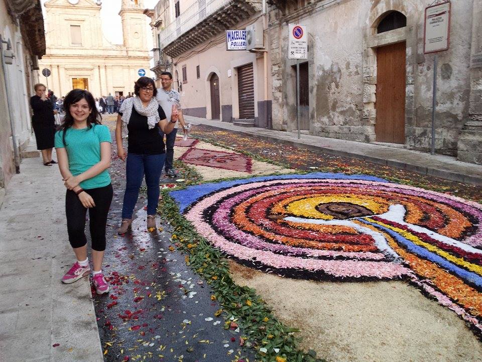  S.Croce tra petali e mosaici: l’infiorata alla festa del Corpus Domini FOTO