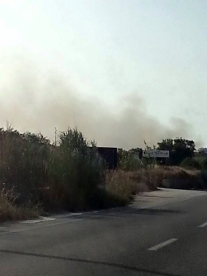  Scoglitti – Vasto incendio sulla S.P.105 Scoglitti-Santa Croce vicino al museo archeologico