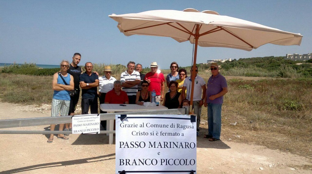  Passo Marinaro, monta la protesta: la frazione di Ragusa “listata a lutto”