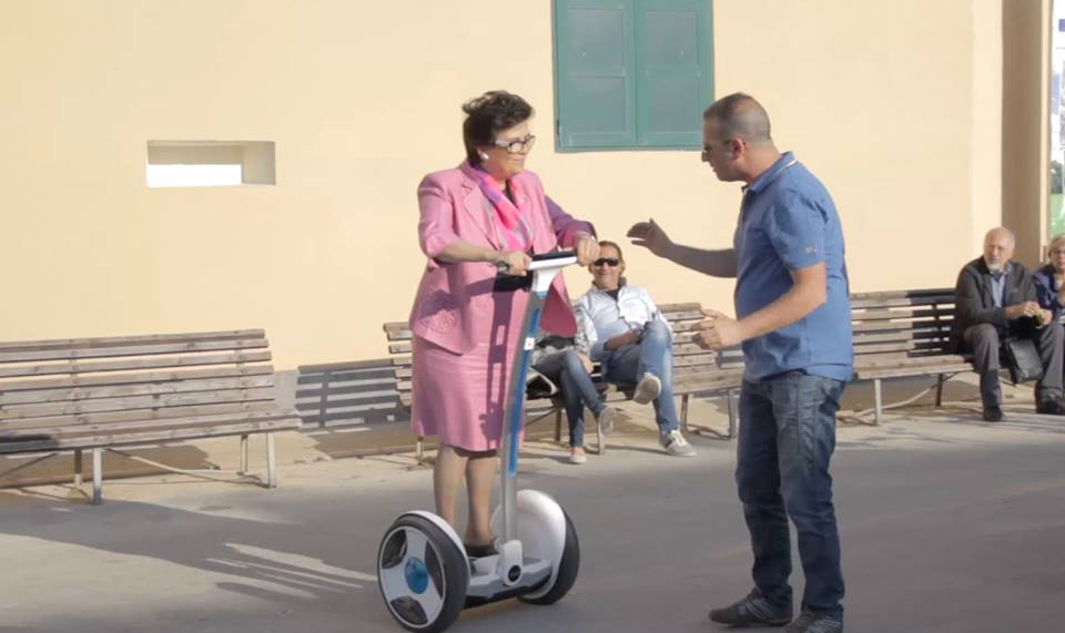  Il sindaco Iurato a spasso per Punta Secca su una biga elettrica