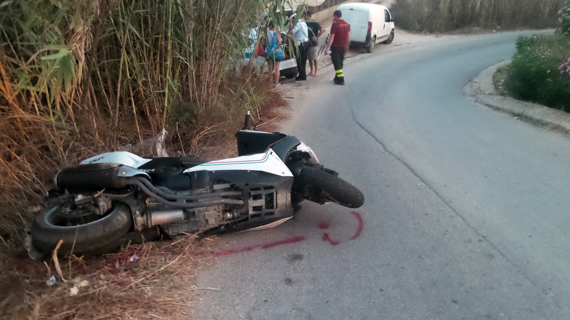  Torre di Mezzo, incidente scooter-auto: uomo finisce in ospedale