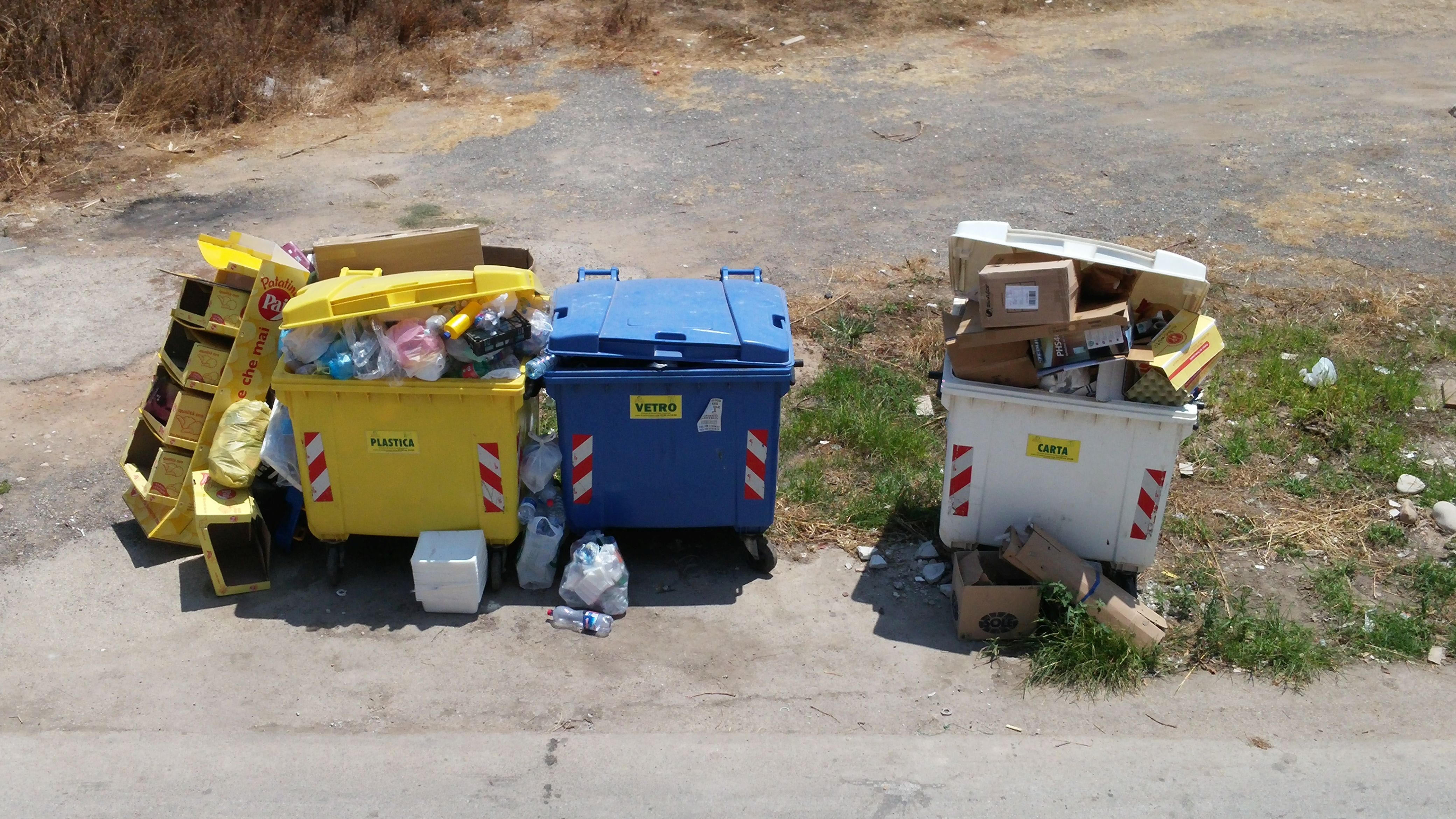 Casuzze, emergenza rifiuti: “In via Biancospino nessuno li raccoglie”
