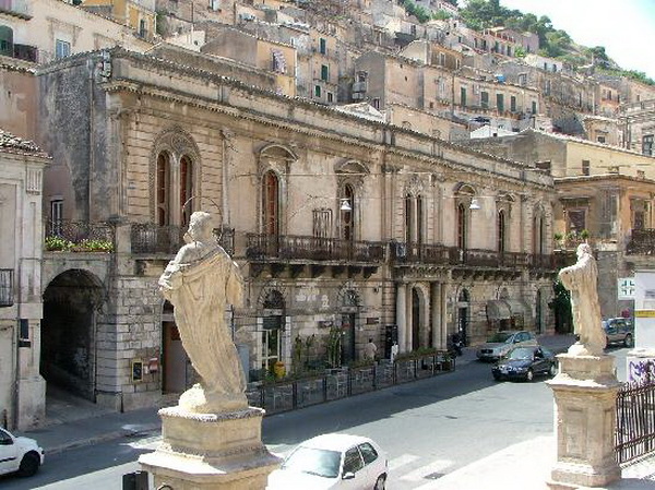  Modica – Masturbatore seriale nel quartiere Sorda, la Polizia cerca di risalire alla sua identità