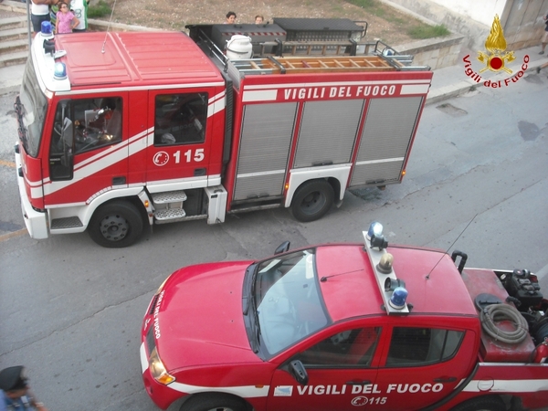  Notte turbolenta in via Carmine: a fuoco un camion carico di plastica