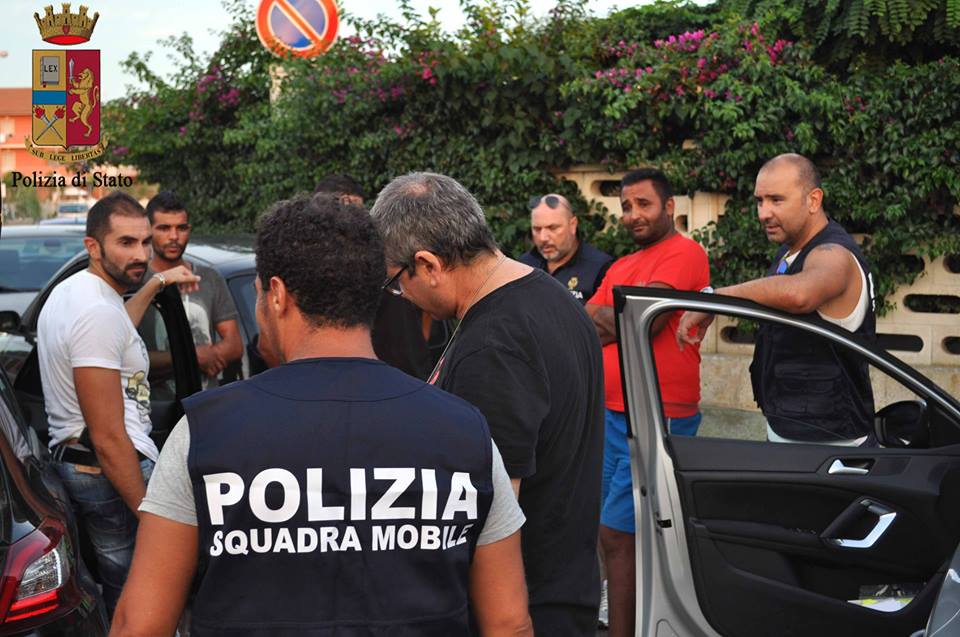  Poliziotti si intrufolano in spiaggia: arrestati cinque tunisini per spaccio